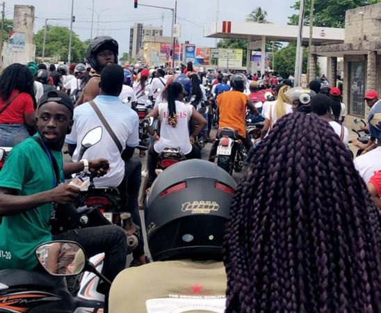 Une partie de la foule des étudiants d'ESGIS dans les rues de Lomé pour la caravane du lancement de la semaine de l'etudiant