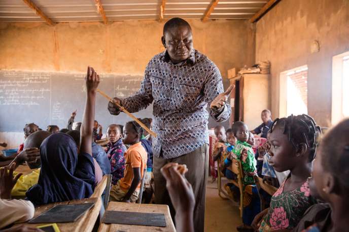 Enseignant dans école primaire en Afrique