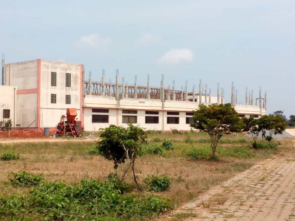 Les bâtiments en rénovation à l'université de Lomé