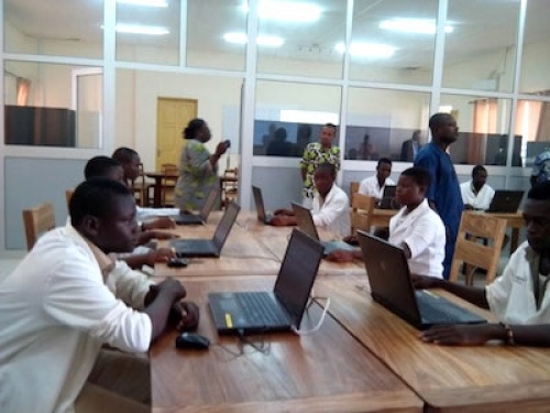 Numérisation de l'Université de Lomé : Entre réseaux sociaux et recherches, les étudiants sont perdus